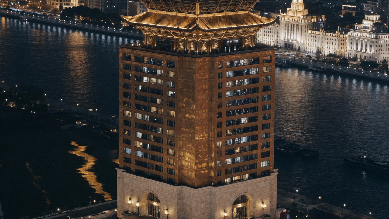 夜色里的琥珀黄大楼，楼顶如官帽，江水反光。气氛图。